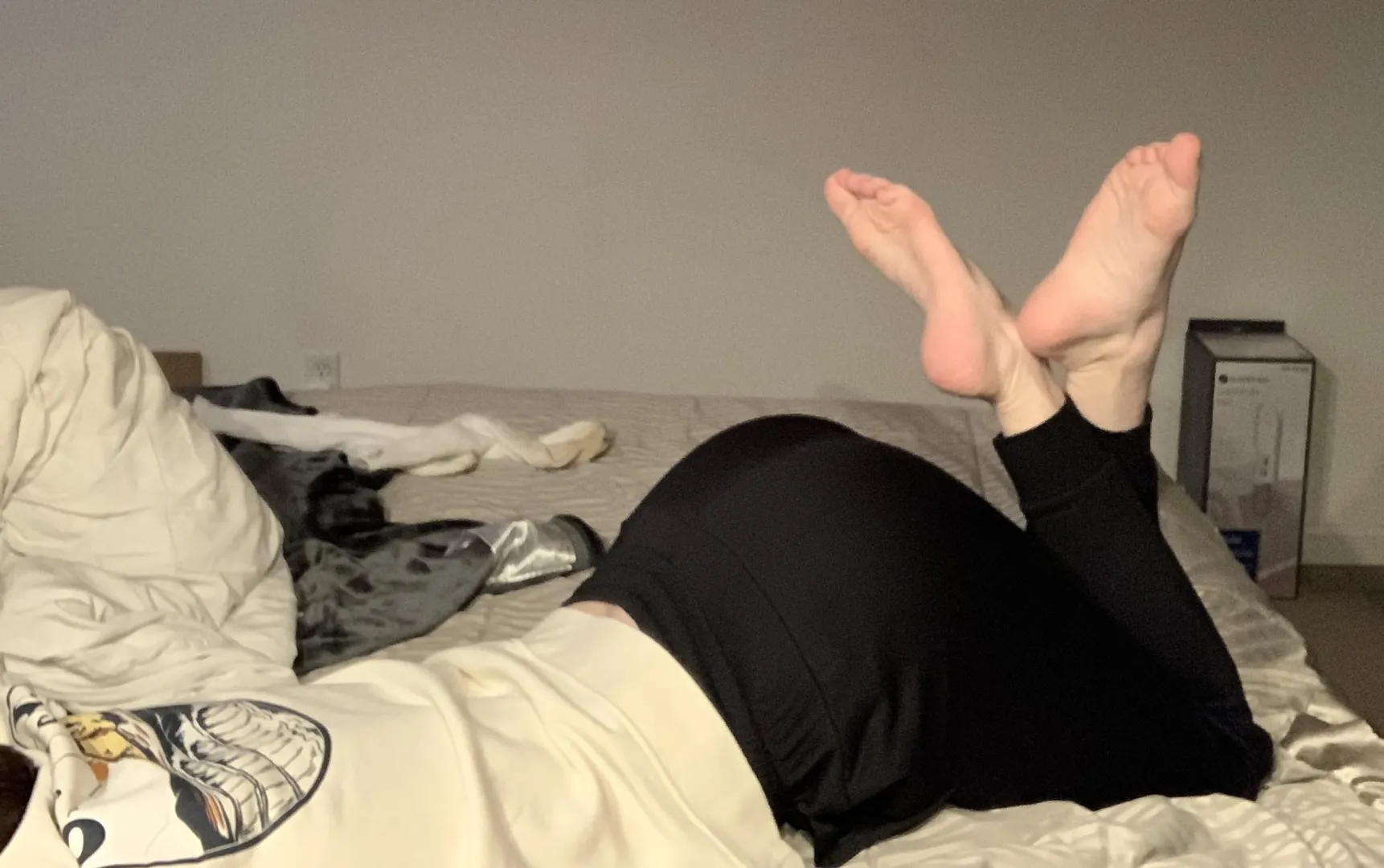 Worship my stinky boy feet 