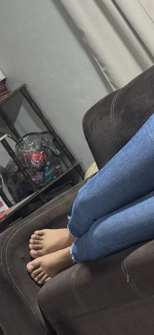 Worship some Latina feet