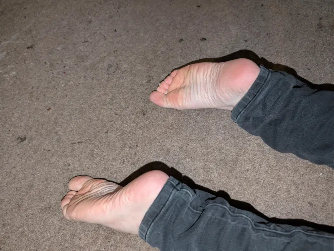 Would anyone like to worship my feet? :3