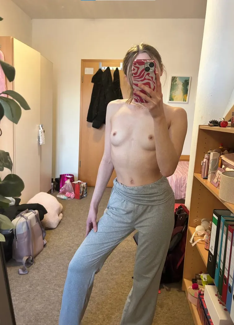 would men actually date a girl with small tits?