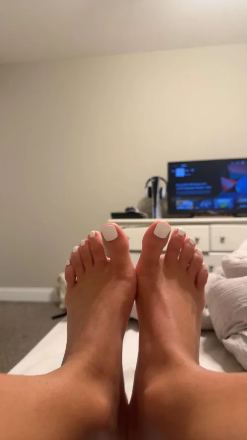 would u worship my white toes ?