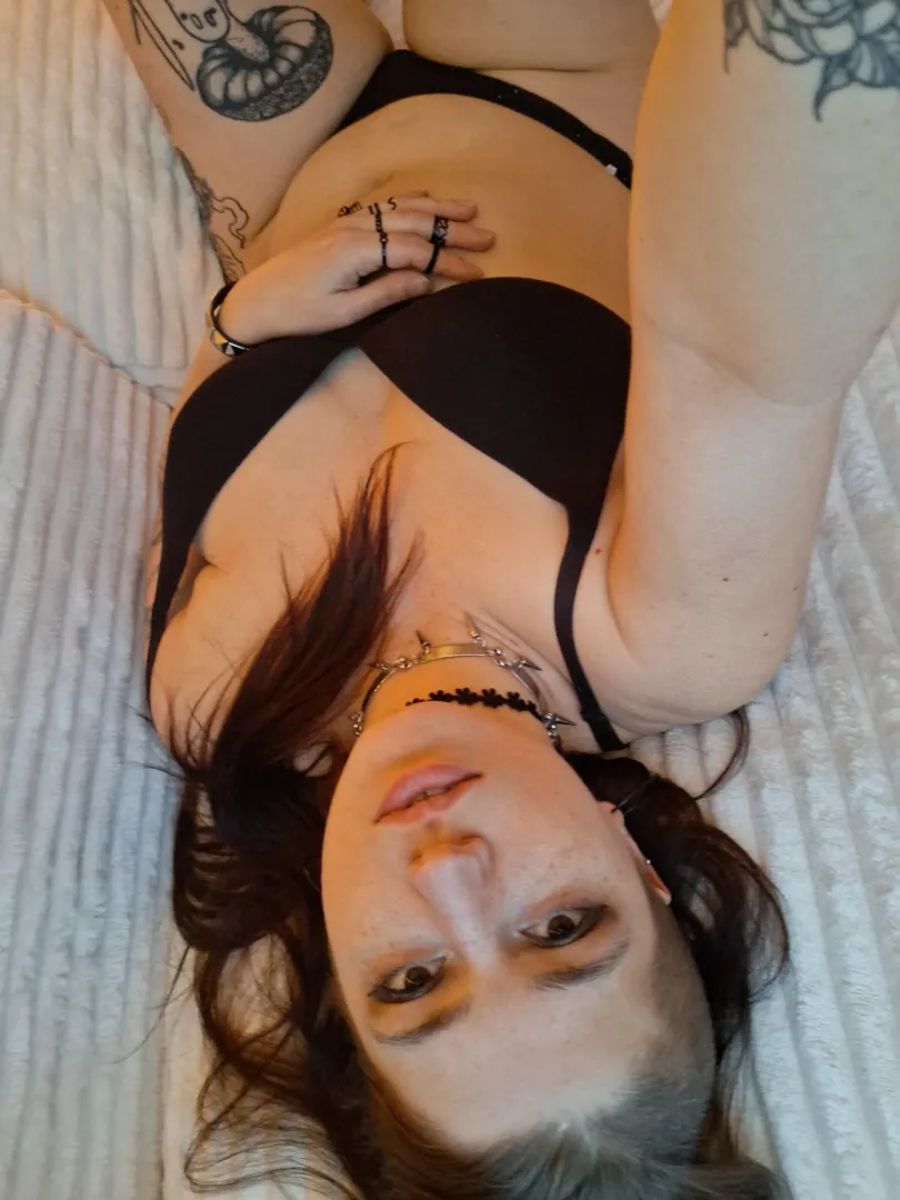 Would you get cozy with an alt girl like me in my black bra?