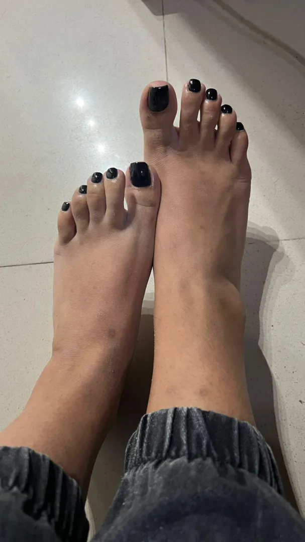 Would you put your cock on these toes with a black pedicure?
