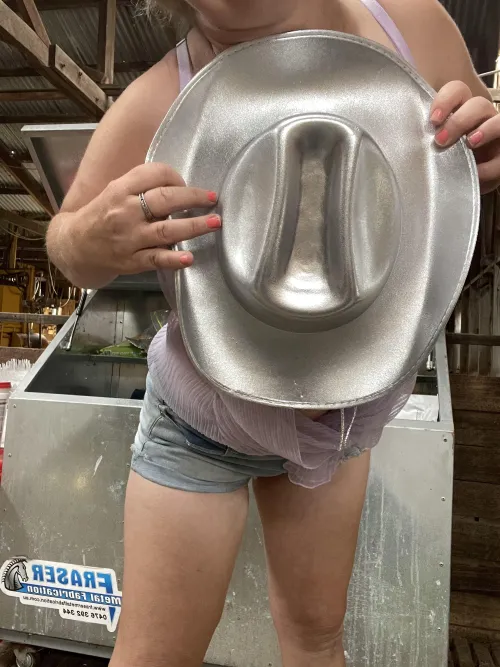 [wpc] Cowgirls well placed hat