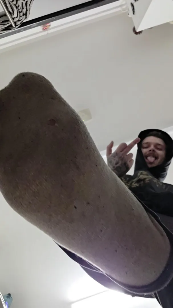 @xDemonicDevilx - You should be admiring my feet whilst I drain your wallet