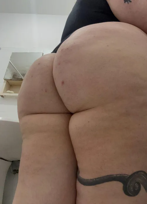 You oughta be worshipping these thick booty with your tongue