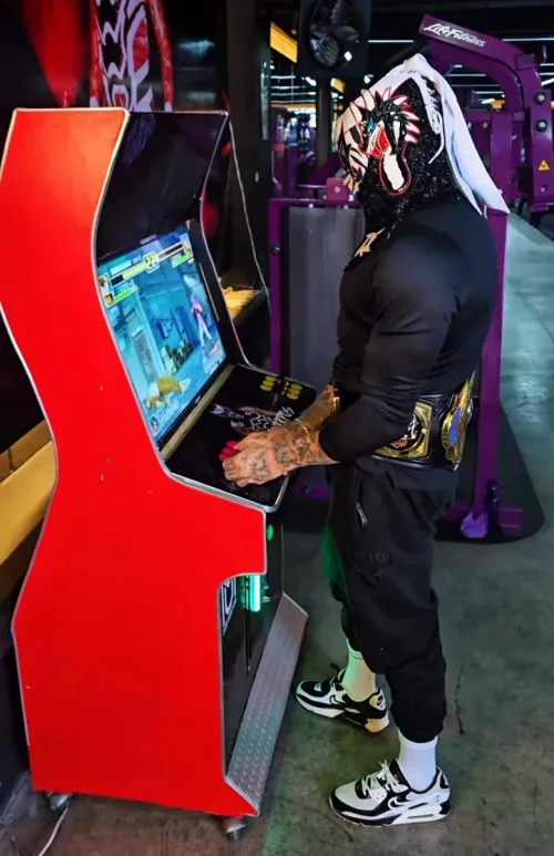 You see this man playing KoF, who are you picking?