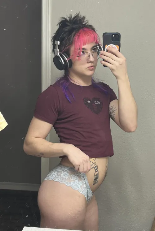 you walk in on your roommate taking this pic, and you just thought he was a feminine guy this whole time. what are you doing now??