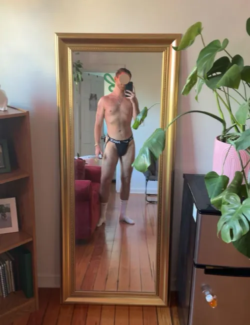 You’re only allowed to come over and watch the game if you wear a jock too🏈