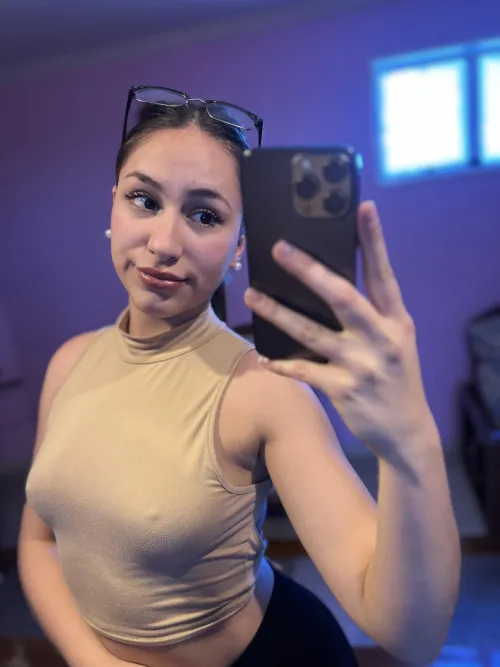 Οριακά θέλουν να βγούν έξω απο την μπλούζα 