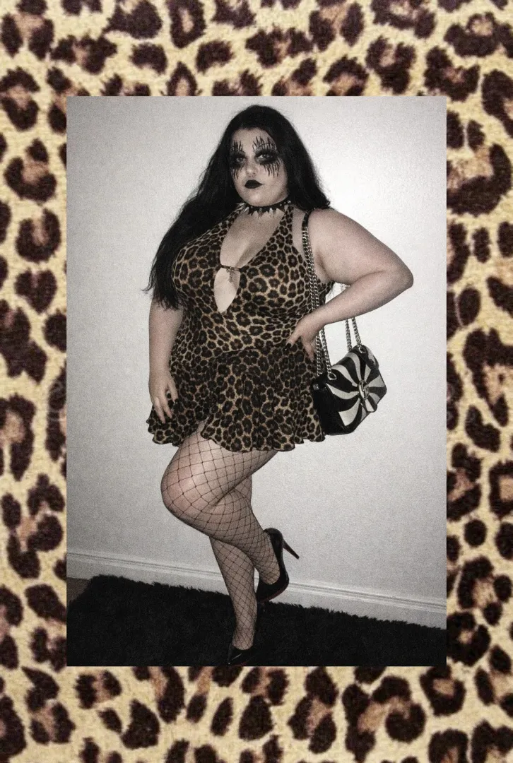 Σε όποιον αρέσουν οι bbw goth σαν εμένα να με ακολουθήσει,σε λίγες μέρες φτιάχνω OF επιτέλους ☺️❤️