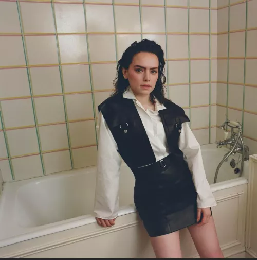 All I want is to get absolutely filthy with a bi bud for Daisy Ridley's hard abs and perfect legs all day!