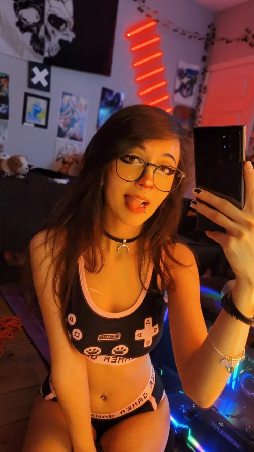 Fuck an emo girl, get your life ruined 🖤