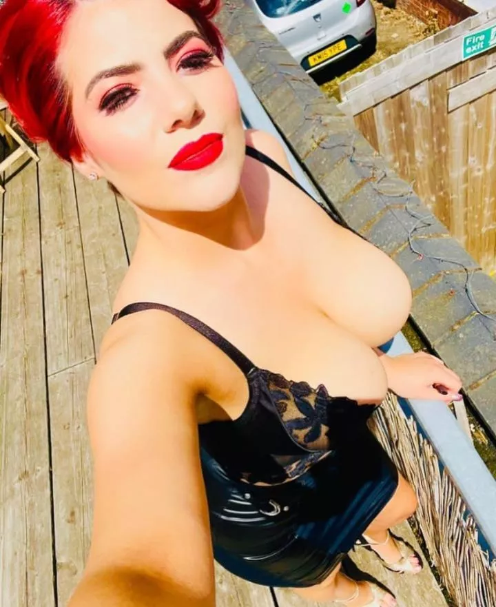 Hit an arrow for a humiliation instant task and 3 pics in your DM 1 comment= surprise [domme]