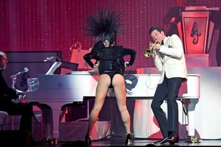 I might explode of Cakey Gaga flashed her butt next to me