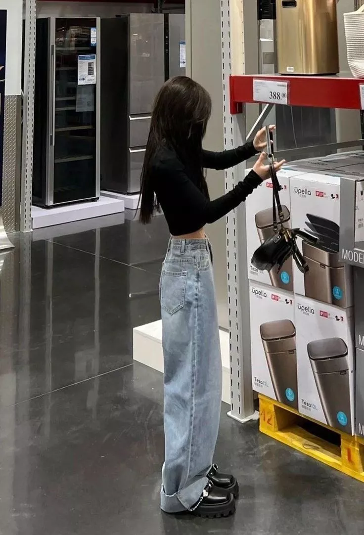 i'm just your tiny and flat nerdy asian gamer gf that likes being degraded and fetishized 👉👈