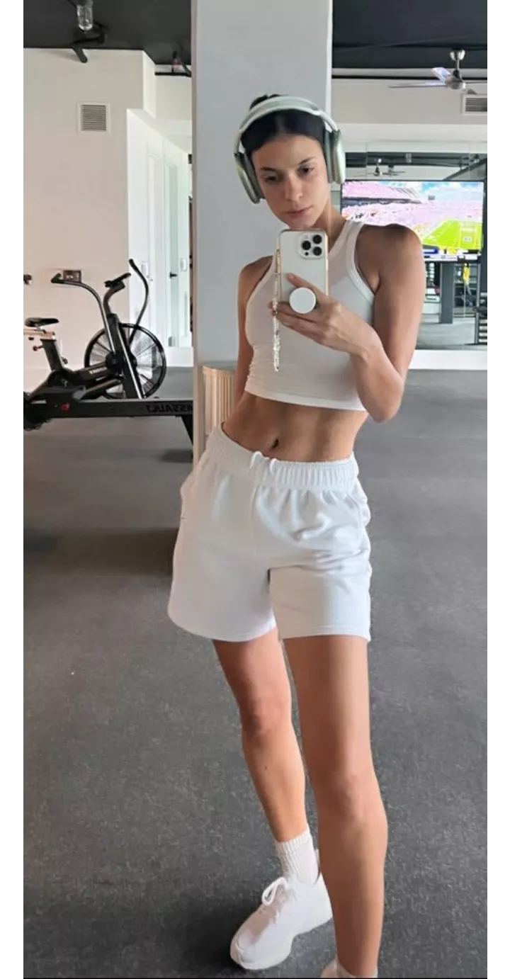 laysla de oliveira is so underrated. would love to jerk with a bud for her tight sexy abs