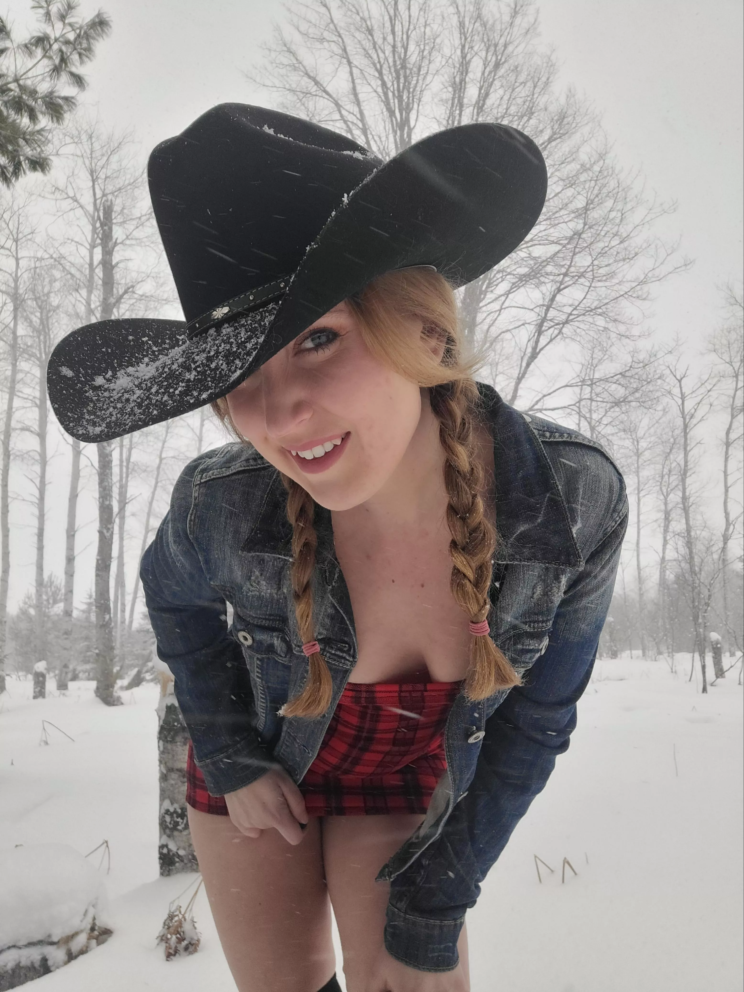 Little jealous of the ladies posting green and warm pictures. I'll be buried in snow for next couple months. Still play naked in the snow though 😜