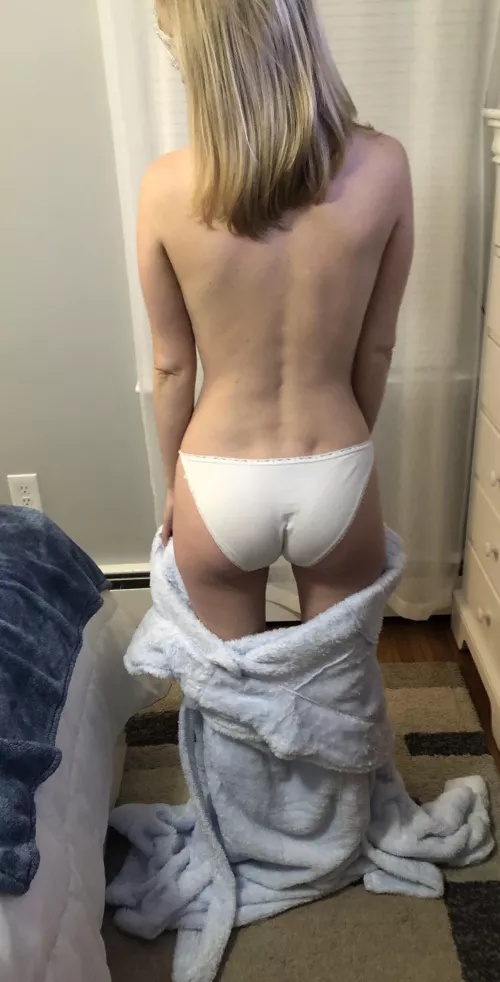 Love how my Backdimples peek out of these panties 34y/o MIL[F]