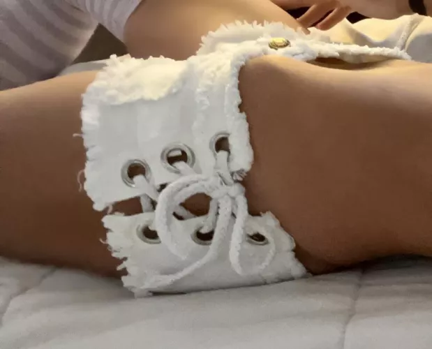 My little hip bones and my little bridge 😍👅