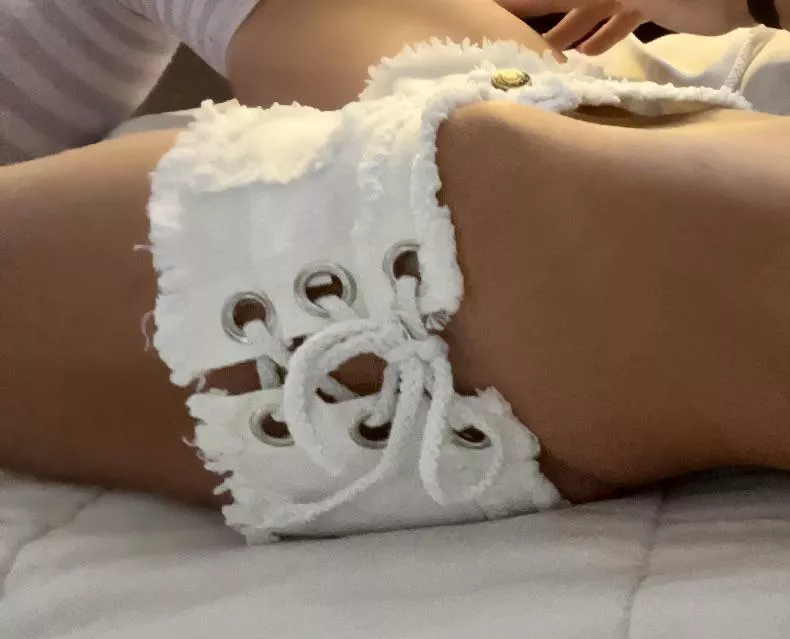 My little hip bones and my little bridge 😍👅