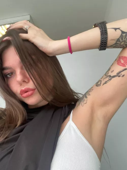 My sweaty armpits after a workout) Do you want to smell it?)