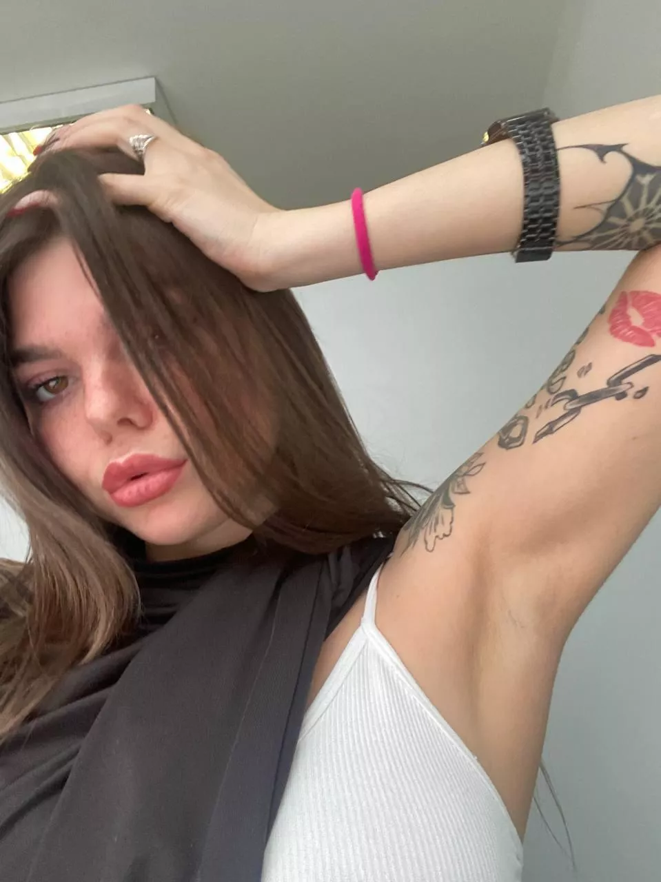 My sweaty armpits after a workout) Do you want to smell it?)