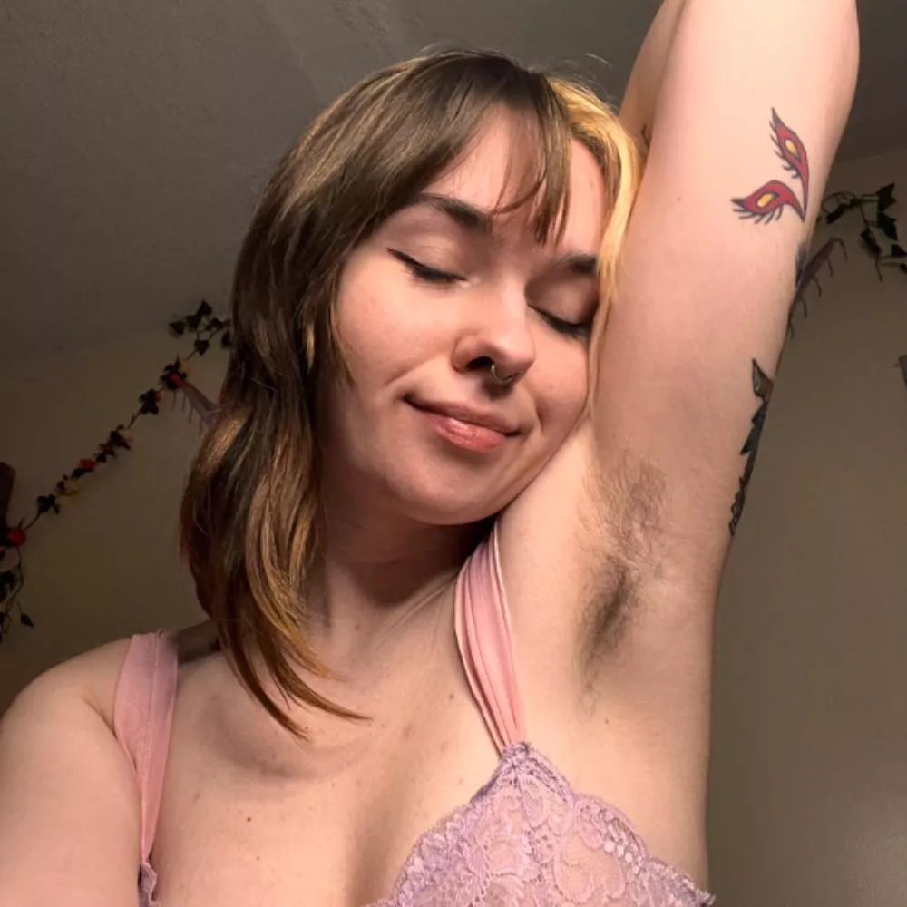 pretty pitties!! do you like the tuft?