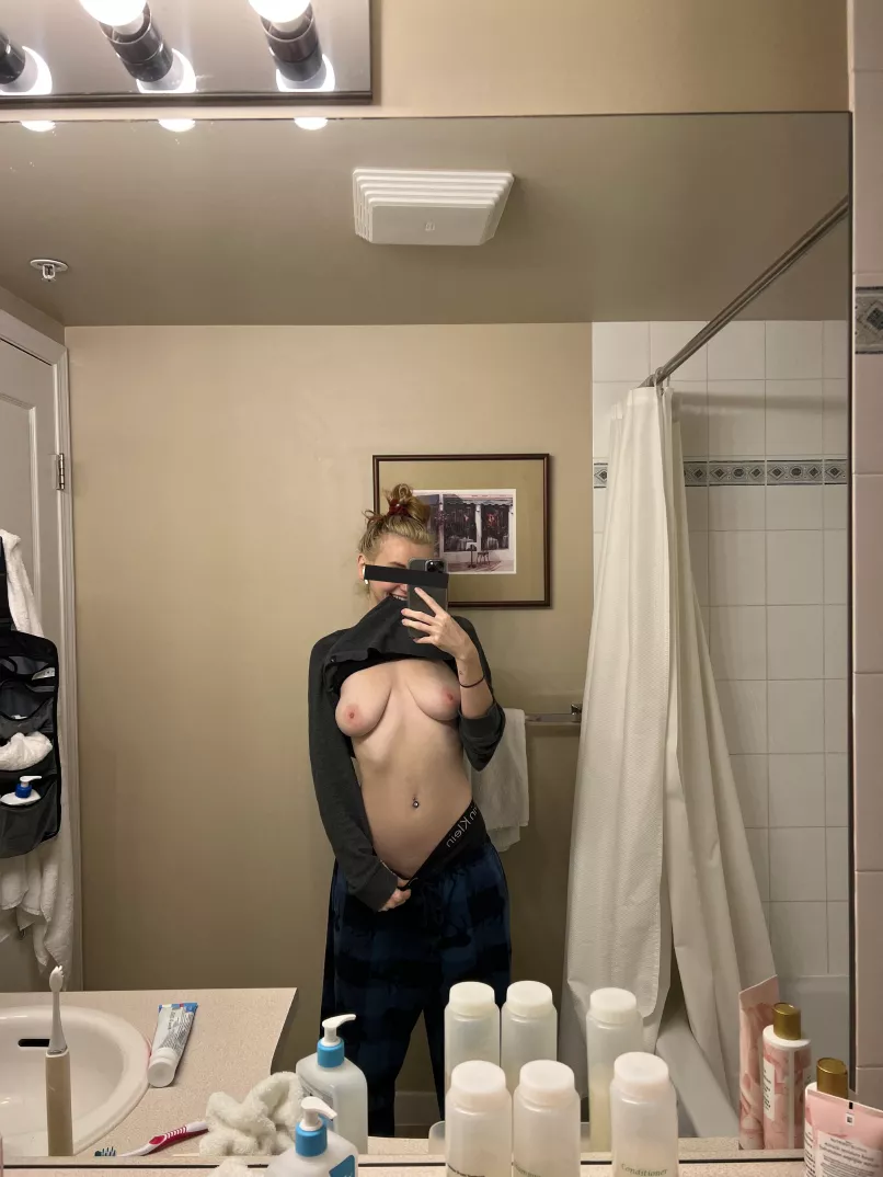 Cheesin cause I'm showing Reddit my titties 🙈