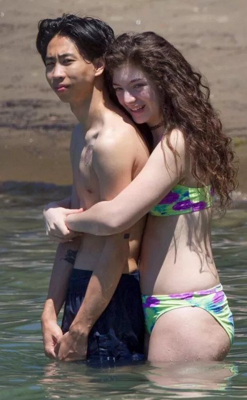 Damn look at how thick Lorde is compared to her past bf. So hot.