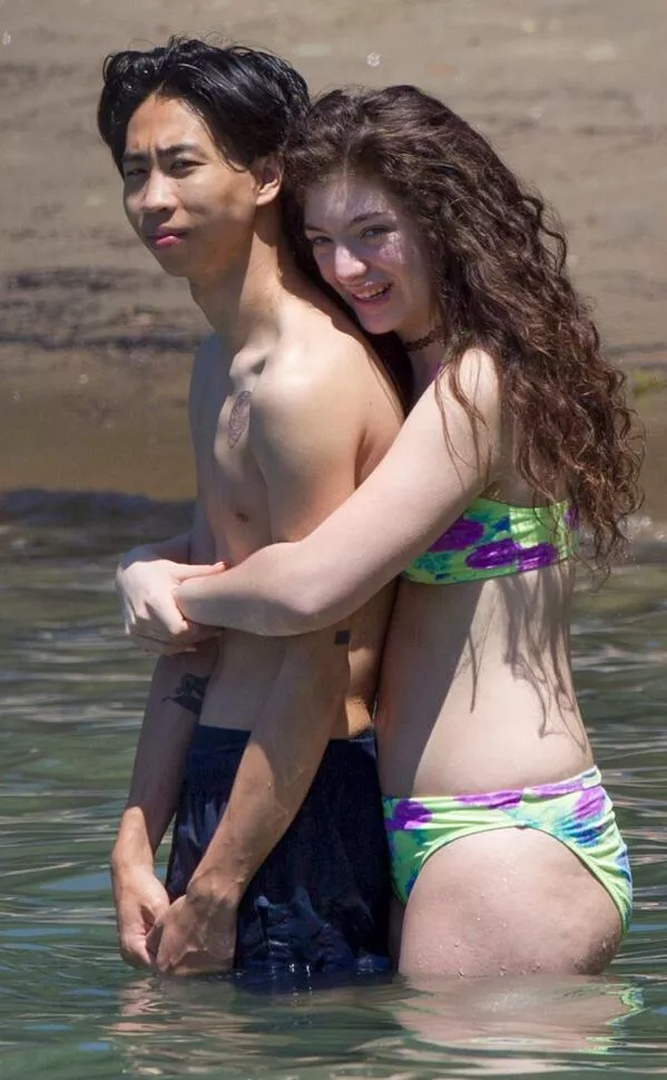 Damn look at how thick Lorde is compared to her past bf. So hot.