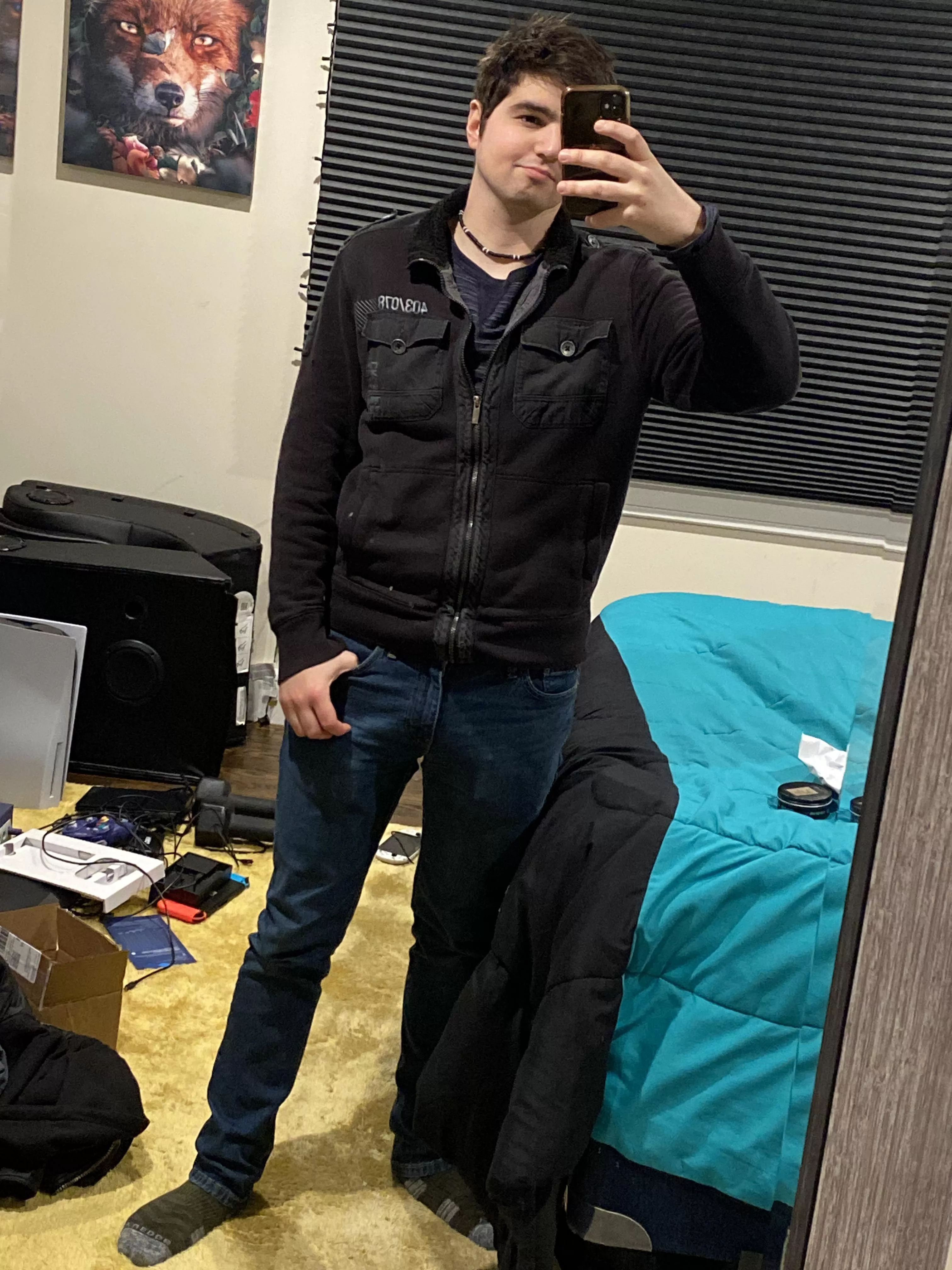 Does anyone know how your supposed to just interact with strangers and make friends? Cause ngl it seems impossible and my brain just won’t let me do it lol