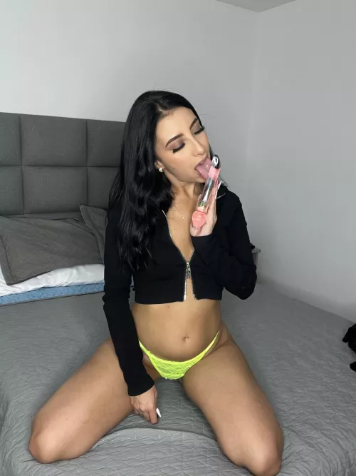 I love to wake you up with a blowjob 🥹 Cum have fun with me 😈