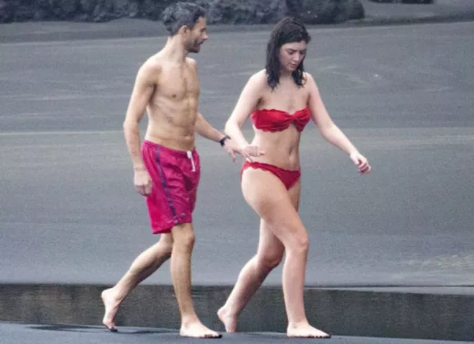 Look at the thighs... damn