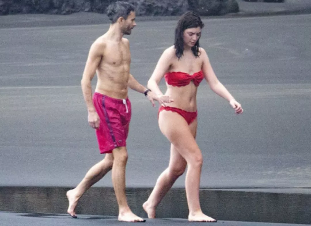 Look at the thighs... damn