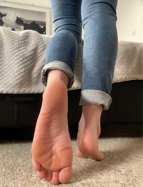 My petite feet want your attention 🤭