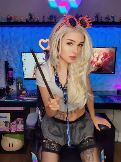 Seems like a perfect day for Luna to come out of her studies 🤤🪄