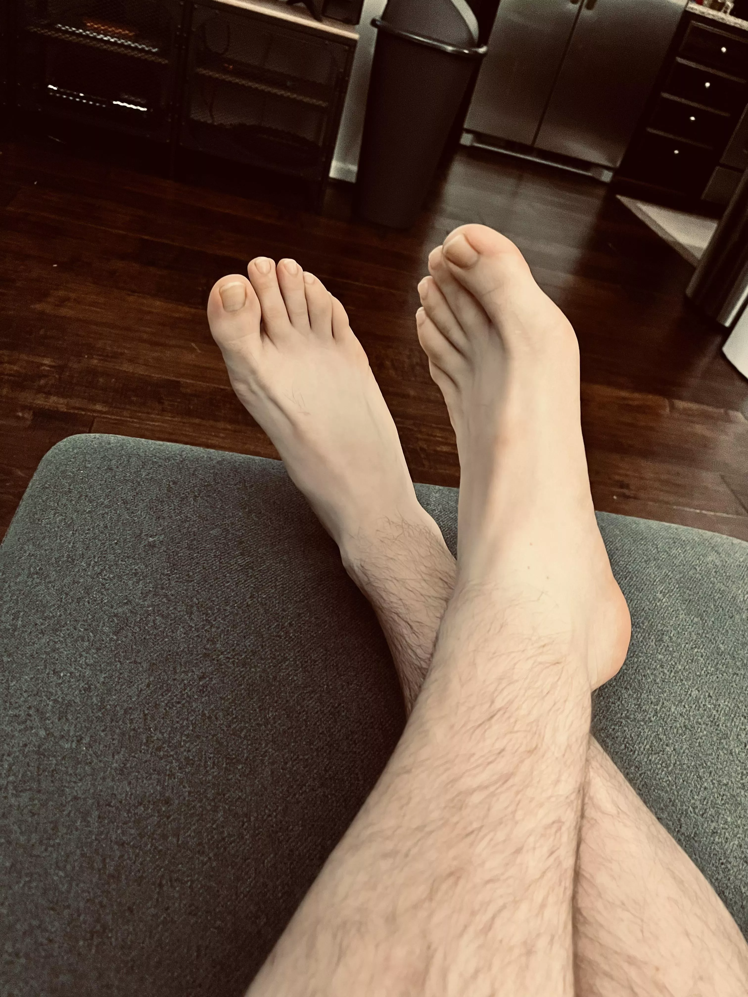 Sniff, lick or kiss? 🦶🏼😏