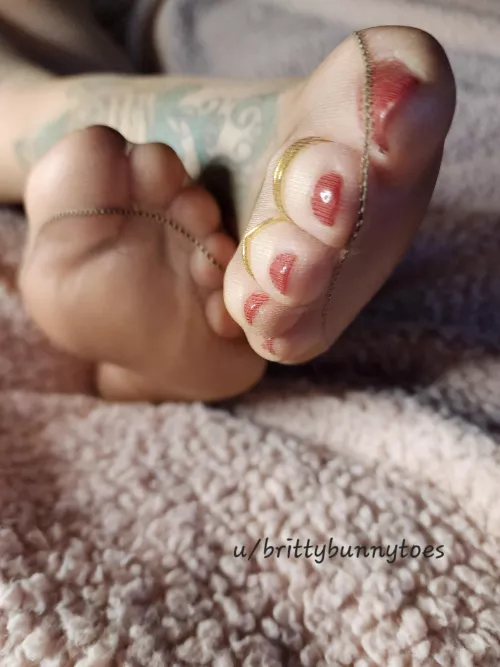 Taking applications for foot slaves 😈💖🐰💖