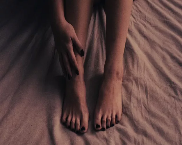 Who wants to come kiss my soft feet? I just took my socks off… 😊