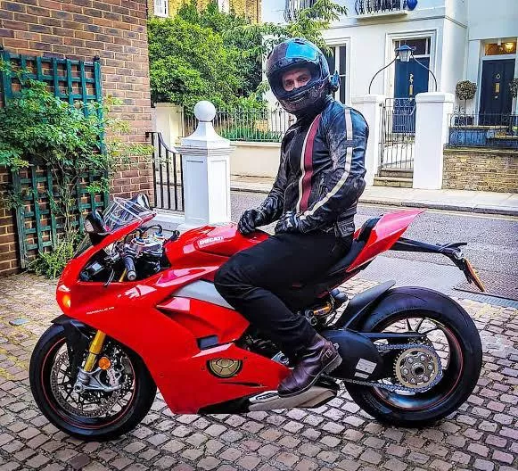 Anyone ID these oxblood engineer riding boots? Seem to have letters TB on them and extra padding on toe for shifter. Kind regards. (Henry Cavill)