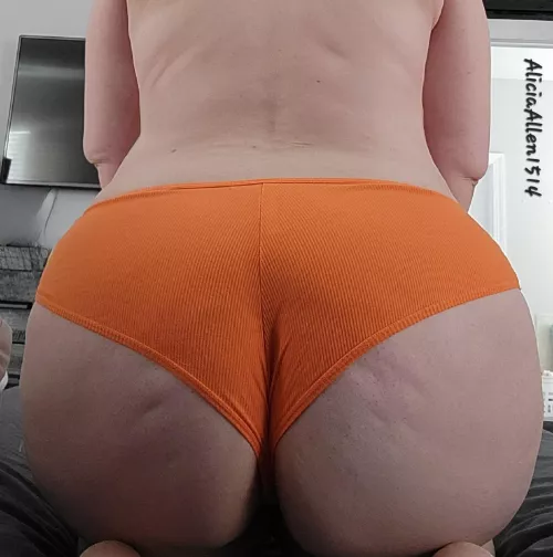 Cheeky Hump Day 🍑🧡