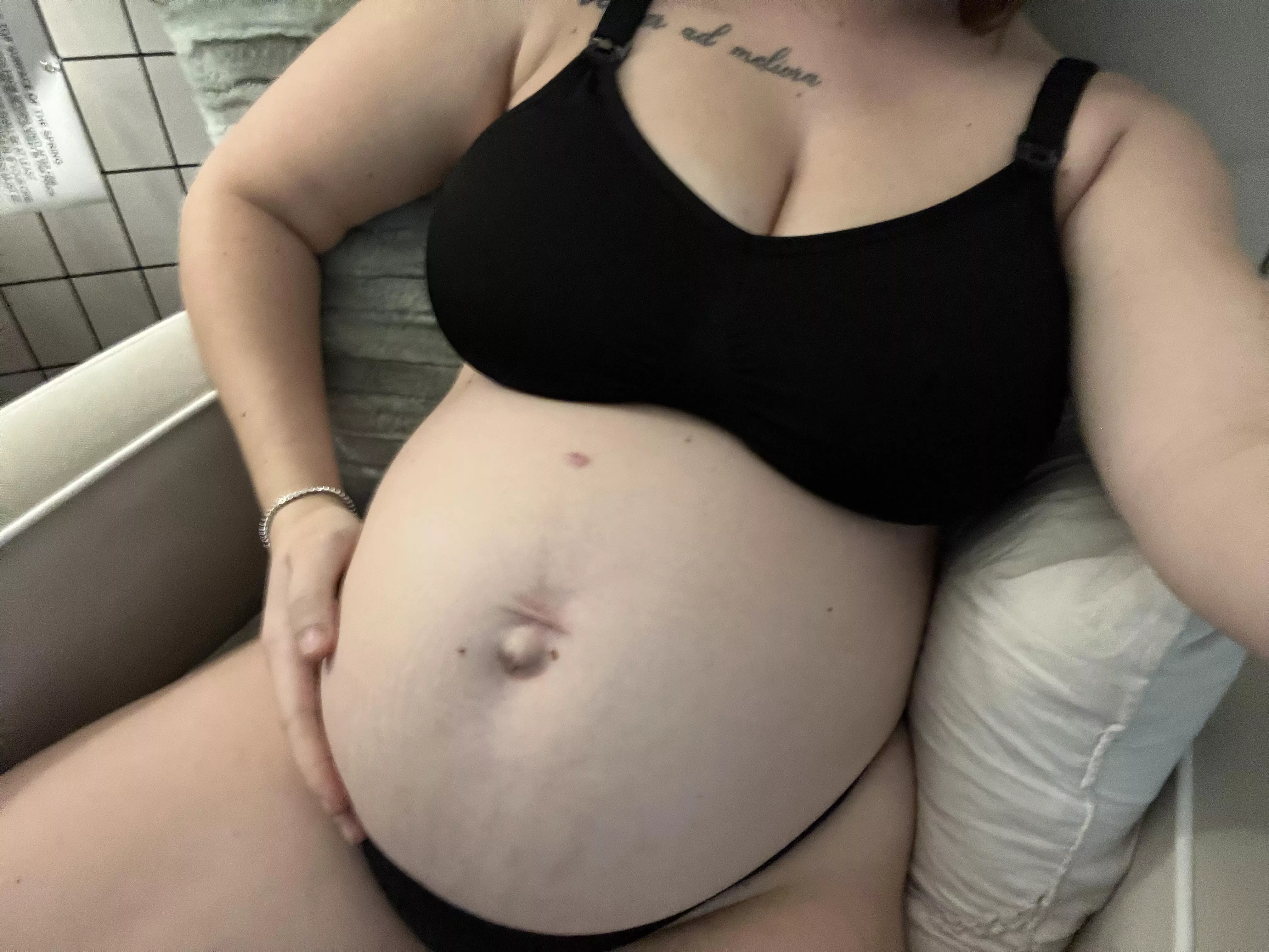 Come rub oil on my belly