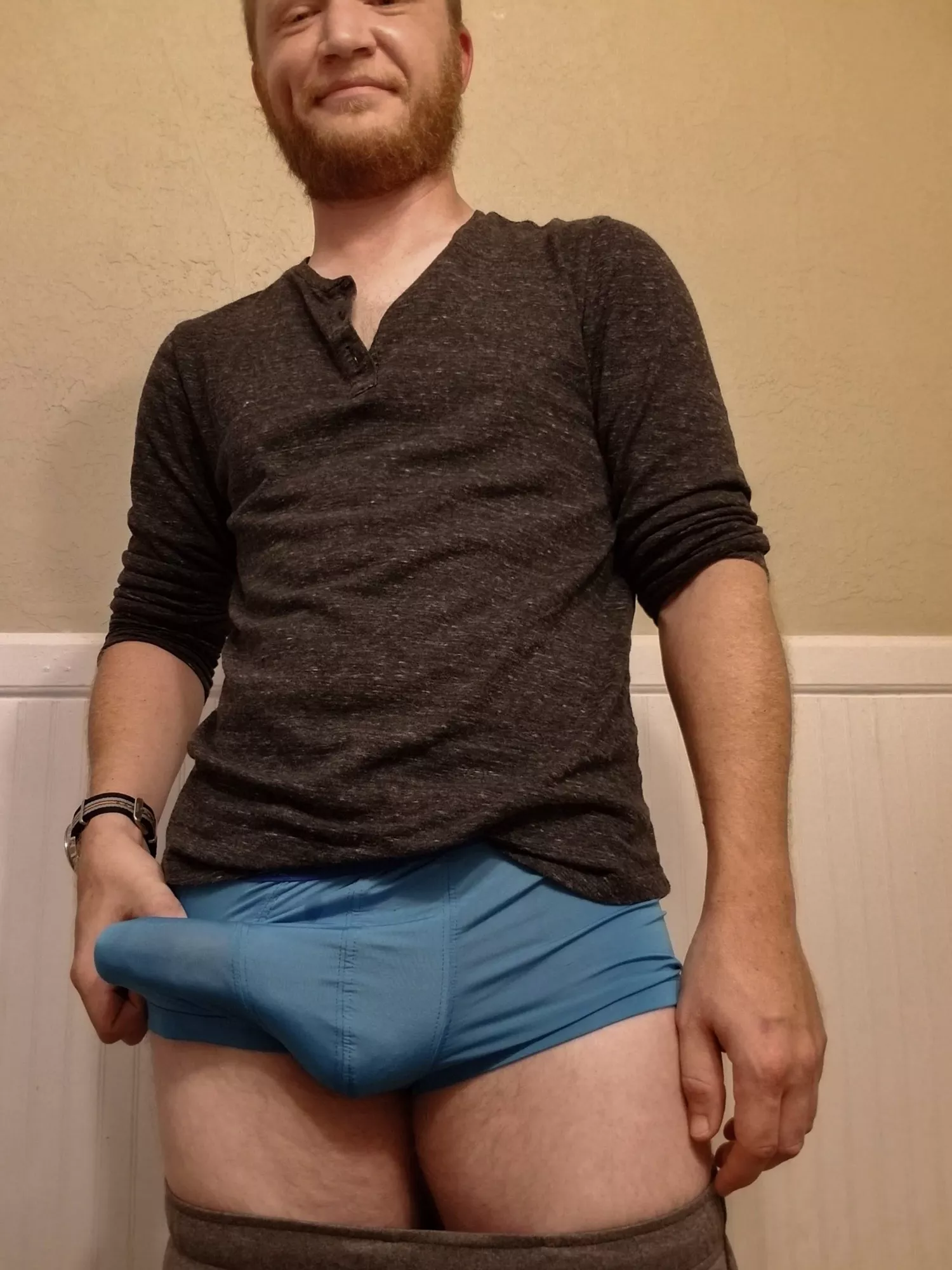 Dressing to the right. 👅