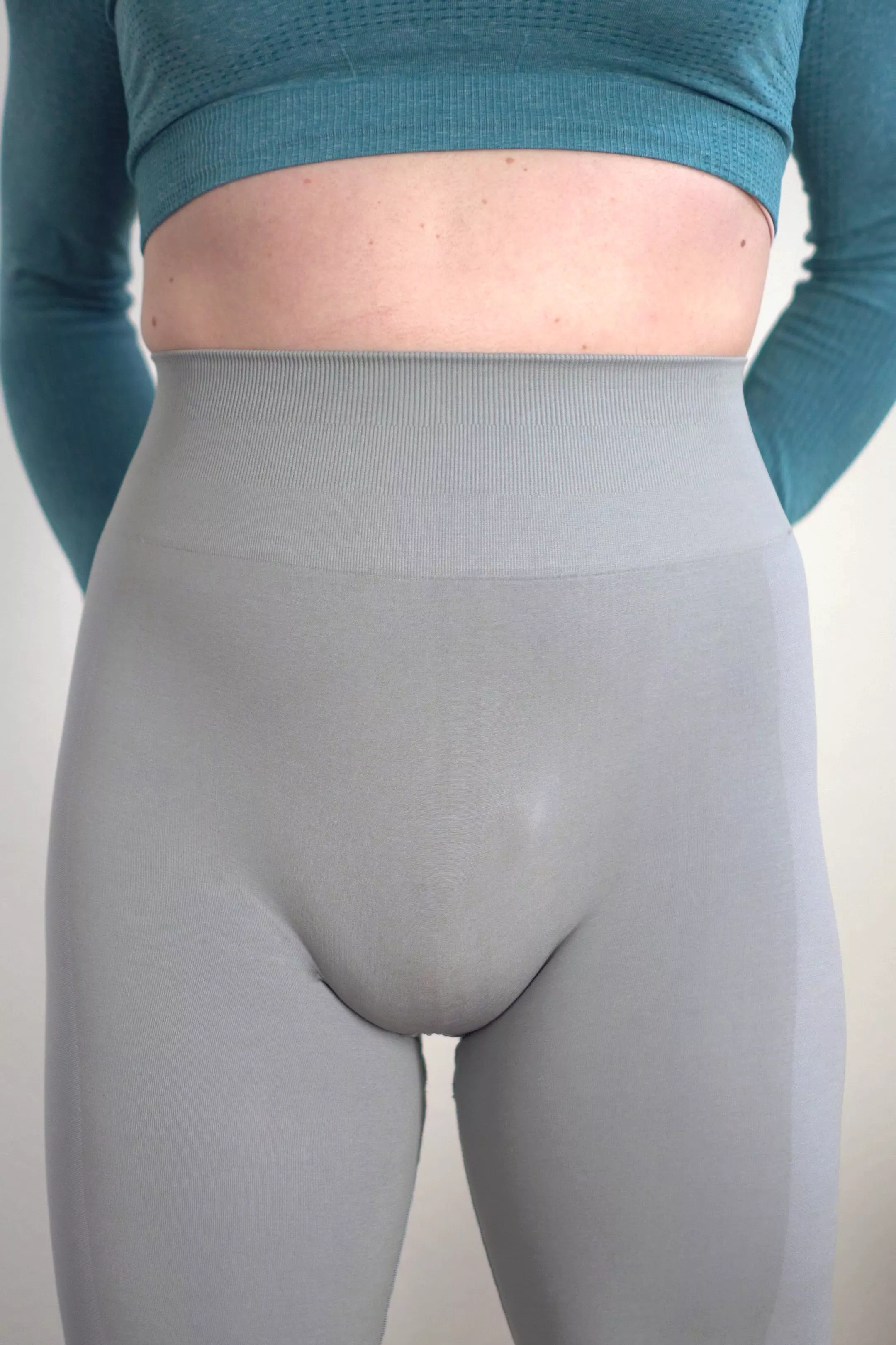 Horny at the Gym.. need somebody to touch my bulge.. 🥵