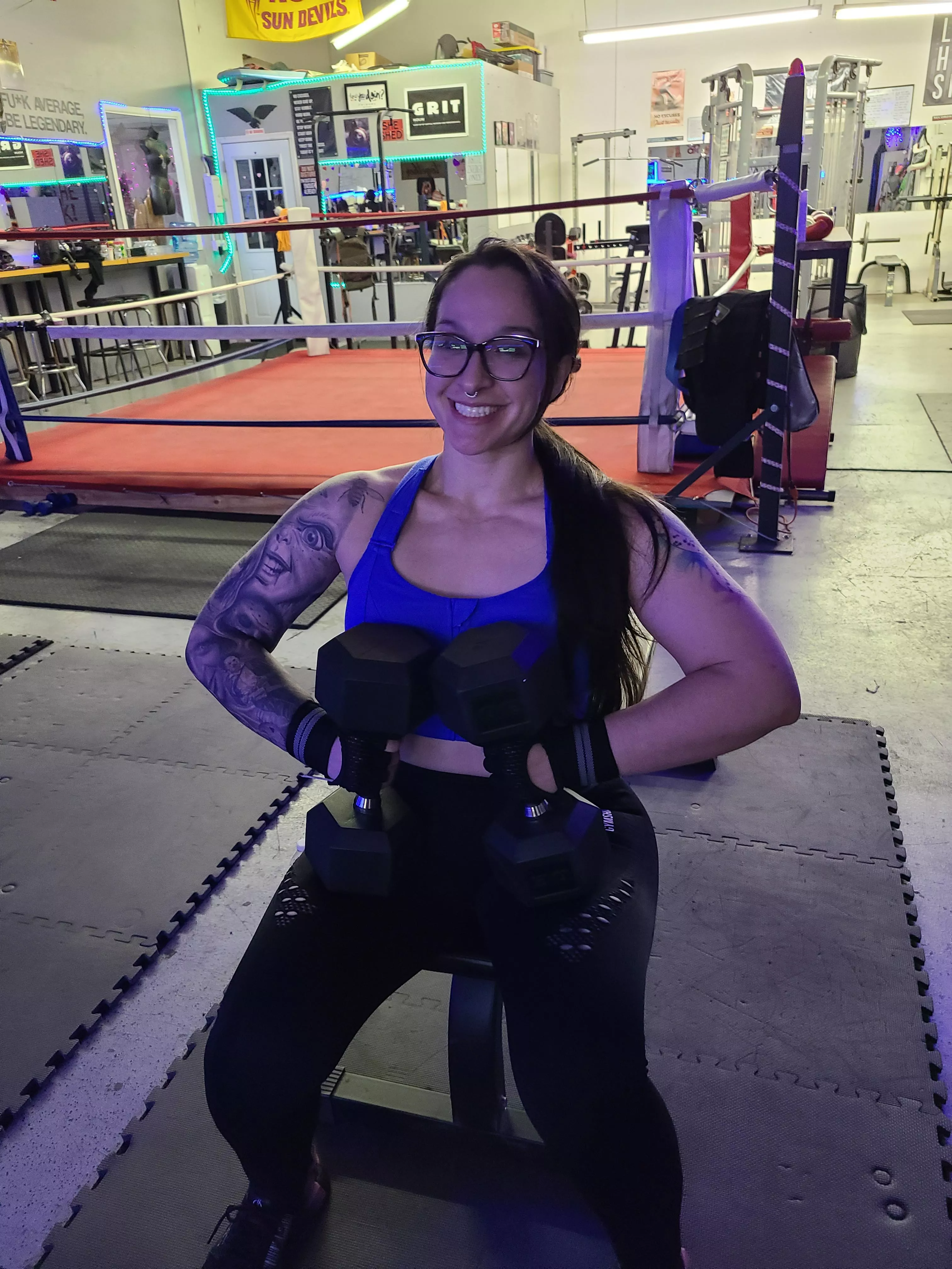 Just a girl chest pressing 30 lb dumbells 💪