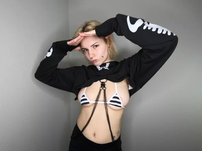 just a regular emogirl💀