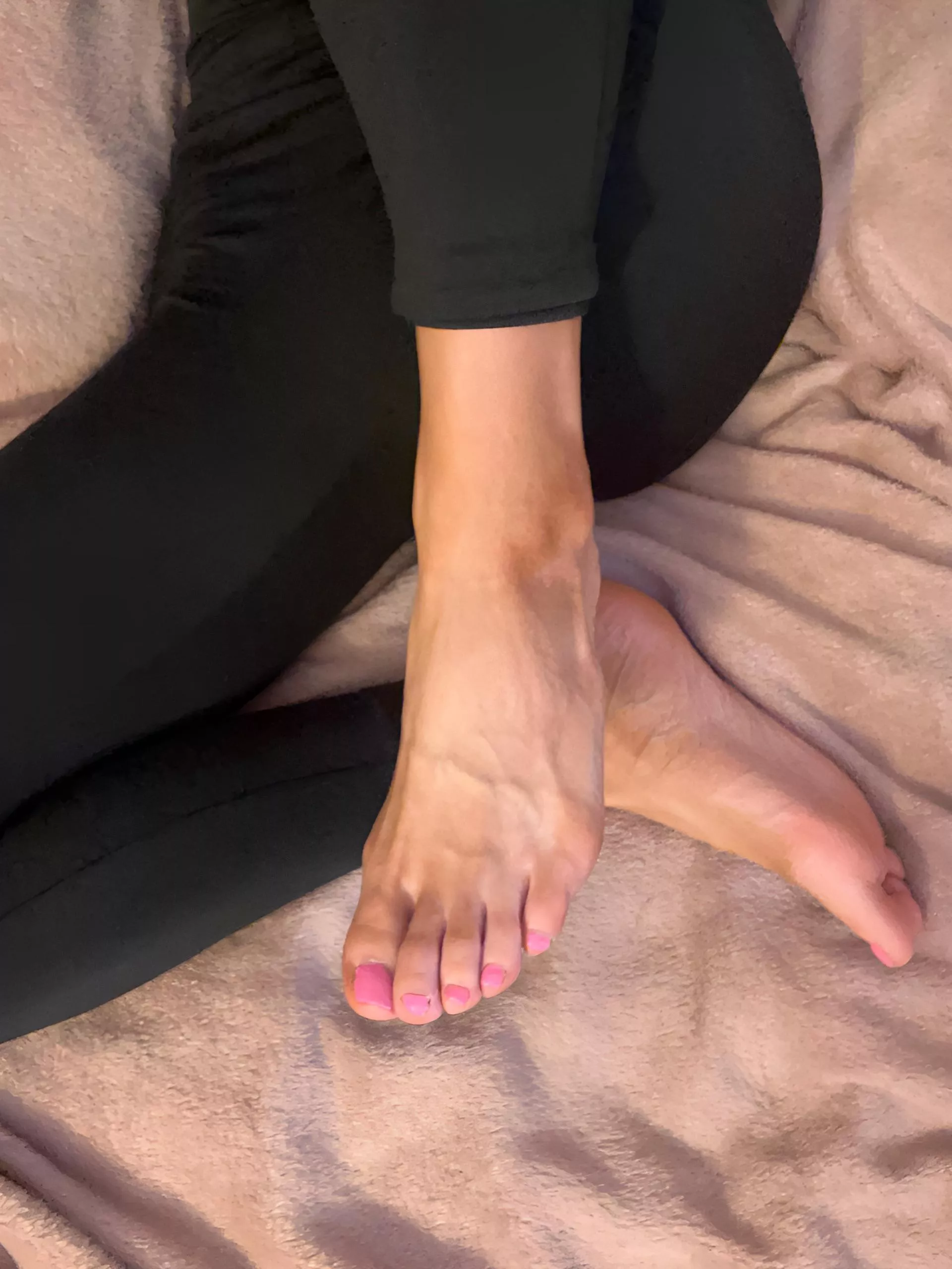 Lick my toes or lick my pussy 😜