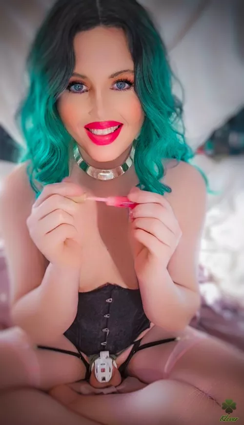 Lip gloss addiction affects 4 out of 5 sissies