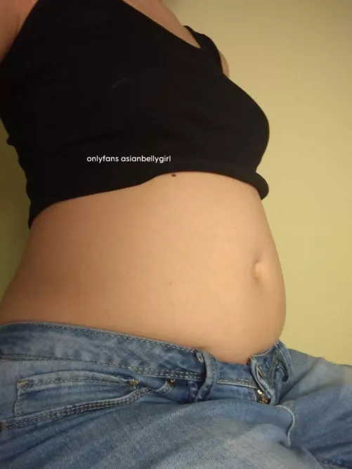 My jeans feel like they’re going to burst 🥴🤰🏻